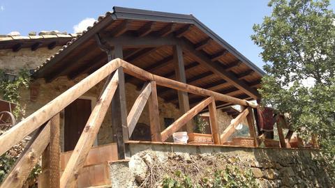 Tettoia in legno a 2 falde con tegole + passamano in legno
