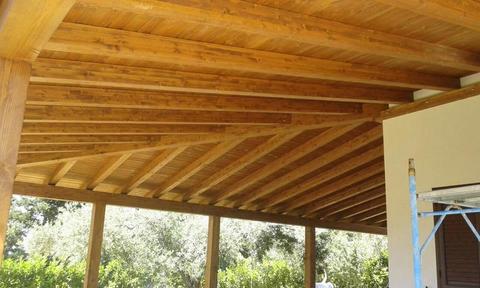 Copertura veranda con travi lamellari