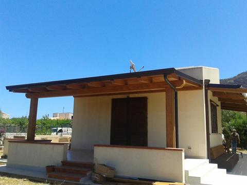 Tettoia con travi lamellarri e doghe frangisole in legno