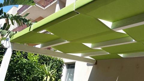 Pergola addossata con teli