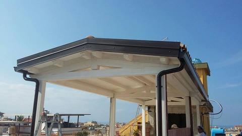 Copertura tetto coibentato ventilato sistema Winpor a due falde con capriate Bianche spazzolate e tegole anticate.
