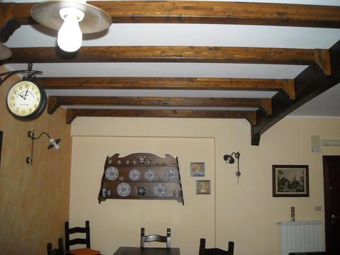 Rivestimento Sottotetto con travi Lamellari supportati da capitelli.