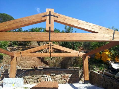 Costruzione casa in legno con struttura con capriate.