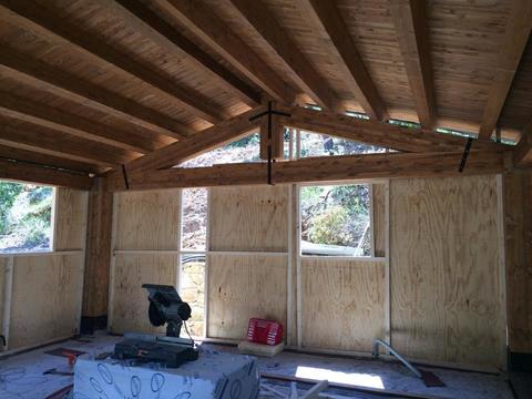 Casa con parete in legno coibentato.