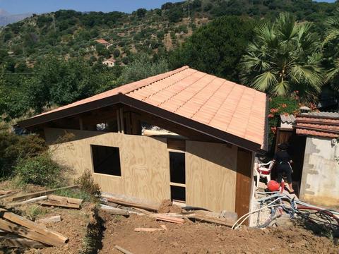 Casa in legno con pareti a telaio coibentato.