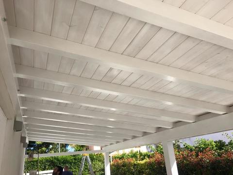 Veranda addossata con travi lamellari Abete impregnato Bianco.