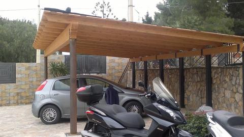 Posteggio per quattro auto con pilastri in ferro.
