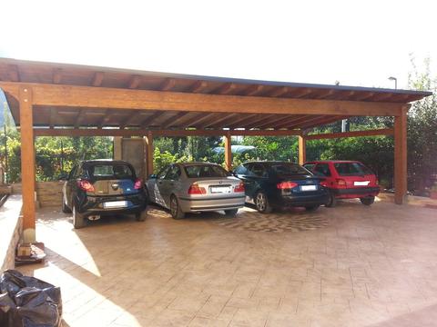 Copertura posteggio per quattro auto.