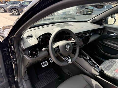 Alfa Romeo Junior 1.2 HYBRID 145 CV EDCT6 SPECIALE MY25 + TETTO Elettrica / Benzina