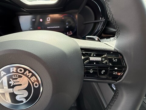 Alfa Romeo Junior 1.2 HYBRID 145 CV EDCT6 SPECIALE MY25 + TETTO Elettrica / Benzina