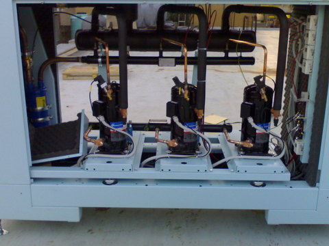 Centrale frigorifera marca:DERIGO, residenziale con compressori tipo scroll marca:Copeland.