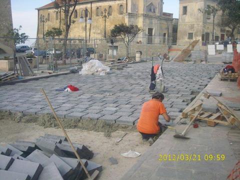Basole in pietra lavica dell'Etna segate dim. 40x40x9 cm. lavorate a puntillo con coste anticate.