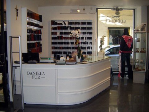 Daniel Fur cambia vestito e si veste di bianco.I tavoli e il banco cassa sono stati realizzati in laccato bianco e alle parete sono stati inseriti i montanti in acciaio satinato con ripiani in vetro.