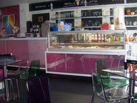 Eis Bar realizzato a Langen in Germania. Frontali con sistema led RGB e pannelli in vetro. I retrobanchi sono realizzati con top in acciaio inox e alzate con cornici retroilluminate laccate bianche.