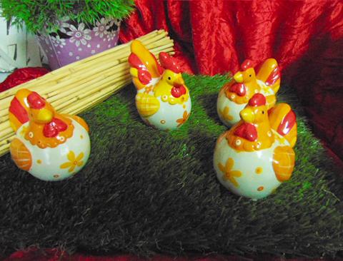 Gallo e gallina a coppia  in terracotta smaltata e decorata - Sconti per Fioristi e Aziende