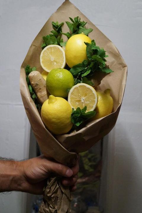 Limone mezzo artificiale in plastica cm. 4 x 3.5 - Sconti per Fioristi e Aziende e Wedding