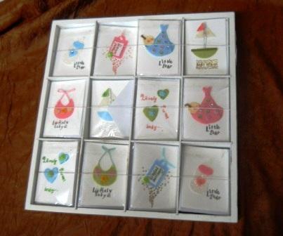 Biglietti decoro baby in panno - Sconti per Fioristi e Aziende - Espositore legno da 120 pz