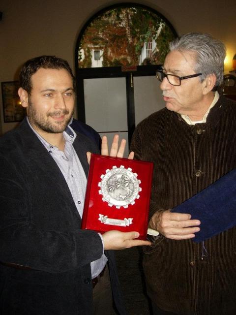 m.Munafo-che-mi-premi-con-i-vespa-club-sicilia-presenti-presidenti-e-vice.-e1414407093658.jpg