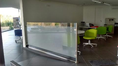 Separè per ufficio in vetro 10mm extrachiaro lavorato con la sabbiatura, lasciando una fascia superiore ed inferiore in trasparenza.