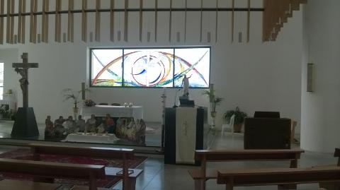 Vetrocamera con vetro realizzato con a tecnica della vetrofusione raffigurante immagini sacre. Al termine della lavorazione è stato collocato posteriormente all altare della chiesa San Domenico di Bagheria.