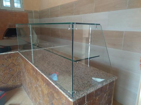 Espositore in vetro 8mm trasparente con bordi molati e lucidati, fissati luno con l altro tramite degli angolari in ottone, con finitura cromata.