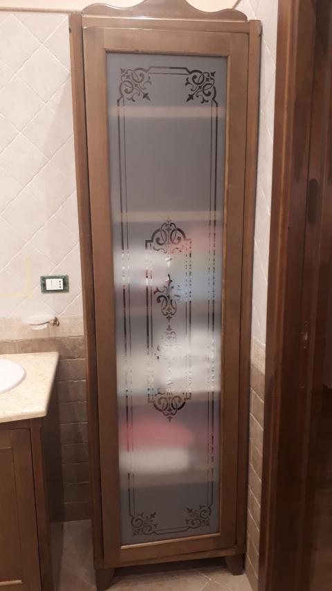 Lavorazione di sabbiatura in vetro 5mm, lasciando il decoro in trasparenza.