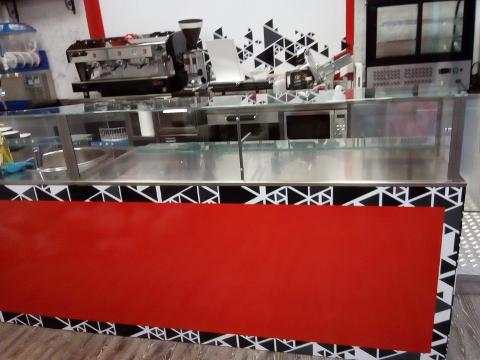 Espositore in vetro 8mm temperato extrachiaro.
