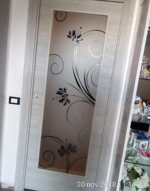 Vetro 6/7 antinfortunio satinato con decoro scavato e colorato nero