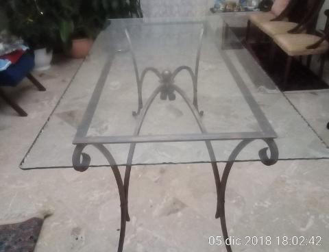 Vetro 10mm trasparente con effetto "scalpellato" lungo i bordi, per tavolo in ferro battuto