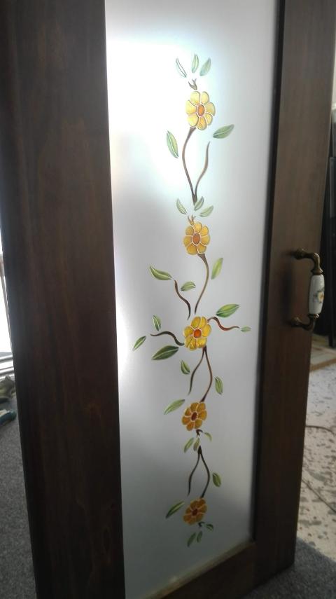 Vetro 5mm satinato con decoro floreale lungo la parte centrale.