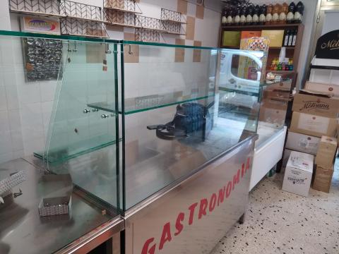 Espositore in vetro 8mm con bordi molati e lucidati assemblati fra loro tramite piccole squadrette con finitura in acciaio