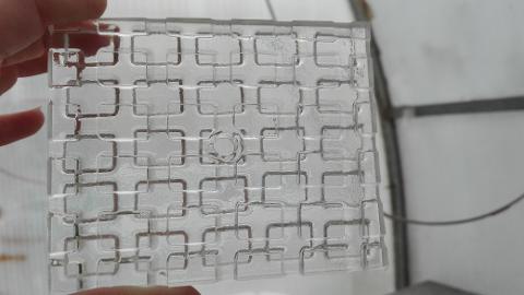 Modulo di un lampadario realizzato con vetro extrachiaro 10mm su cui la lavorazione di scavatura e lucidatura è stata effettuata sia nel lato posteriore che anteriore.