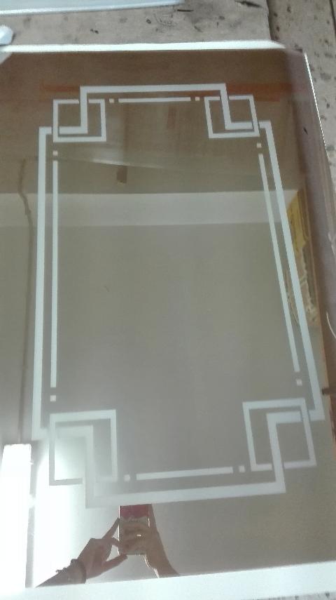 Vetro riflettente 5mm decorato con una cornice realizzata in sabbiatura per risaltarla maggiormente.