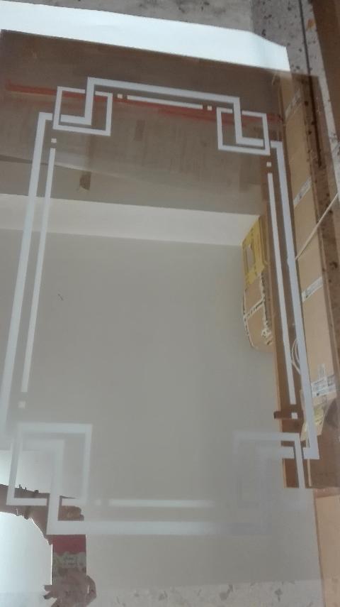 Vetro riflettente 5mm decorato con una cornice realizzata in sabbiatura per risaltarla maggiormente.