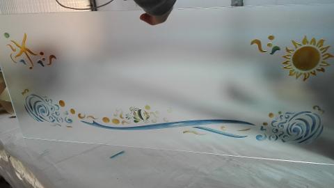 Vetro 5mm satinato lavorato in scavatura e colorazione sui decori che fanno da cornice.