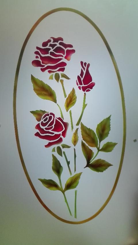 Vetro antinfortunio satinato con decori floreali lavorati in scavatura e colorazione: sulle rose predomina il rosso, mentre sulle foglie variano i diversi toni di verde, tipico del periodo autunnale.