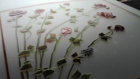 Vetro 6mm satinato che rappresenta un roseto in vari colori, racchiusi da una cornice.