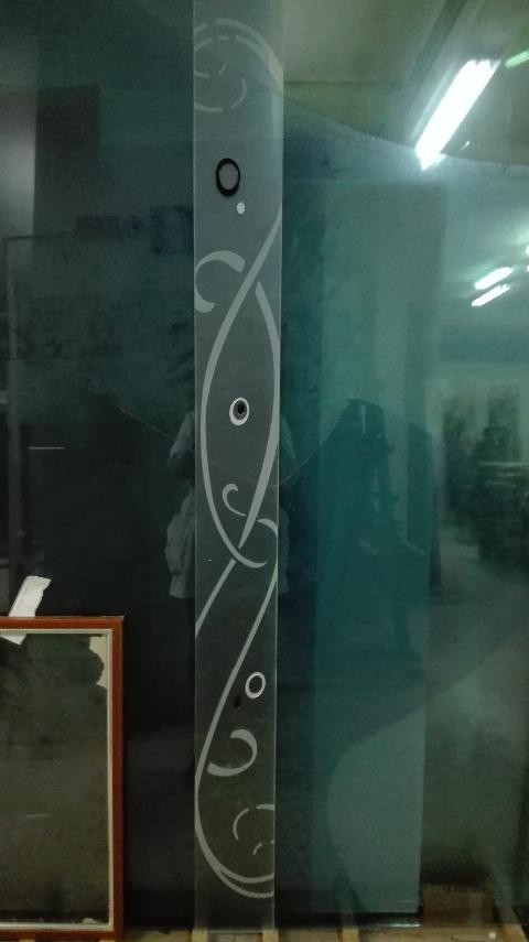 Vetro 5mm satinato arricchito da decori lavorati in sabbiatura e qualche particolare colorato con i toni coprenti del bianco e nero.