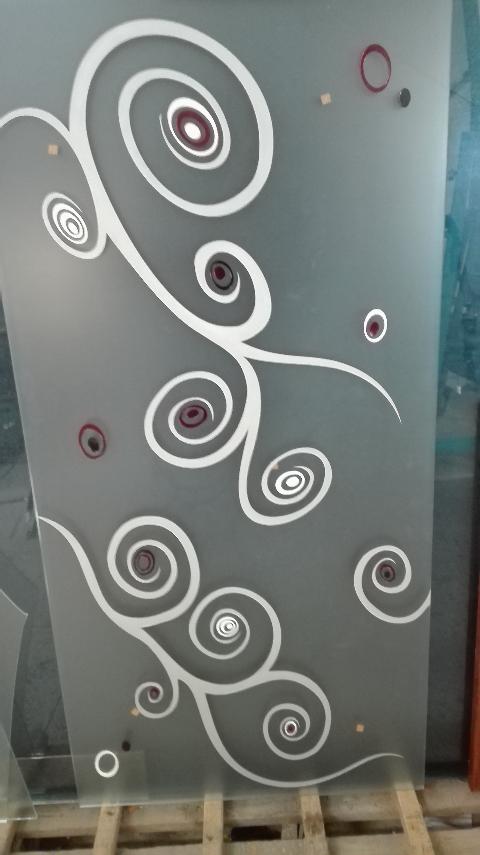 Vetro 6/7 antinfortunio satinato con motivo colorato argento coprente e decori arricchiti dai toni del magenta, del bianco e del nero.