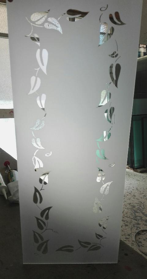 Vetrocamera 2cm con un vetro lavorato in sabbiatura, lasciando il decoro trasparente, disposto come a formare una cornice.