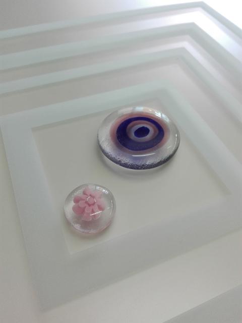 Le murrine non solo altro che formelle in vetro fuso che vengono collocate sul vetro con l uso di una particolare colla adatta per questa lavorazione. Vengono impiegate maggiormente per porte in vetro o che presentano piccoli moduli in vetro; in questo modo la porta non è più un elemento di divisione, bensì complemento d arredo che modifica e valorizza il vostro ambiente.