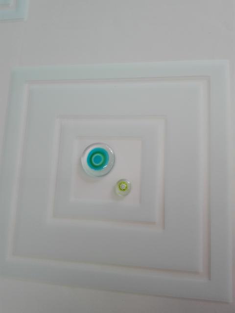 Le murrine non solo altro che formelle in vetro fuso che vengono collocate sul vetro con l uso di una particolare colla adatta per questa lavorazione. Vengono impiegate maggiormente per porte in vetro o che presentano piccoli moduli in vetro; in questo modo la porta non è più un elemento di divisione, bensì complemento d arredo che modifica e valorizza il vostro ambiente.