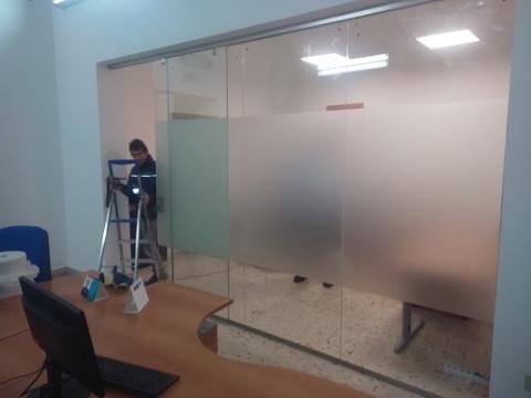 Parete fissa, composta da due ante, e porta scorrevole in vetro stratificato 10mm trasparente con lavorazione di sabbiatura nella fascia centrale