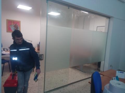 Parete fissa, composta da due ante, e porta scorrevole in vetro stratificato 10mm trasparente con lavorazione di sabbiatura nella fascia centrale