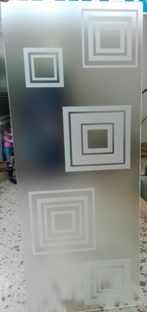 Vetro 5mm satinato con quadrati in vari spessori che si ripetono all interno di essi lavorati in sabbiatura, disposti omogeneamente in modo da dare armonia a