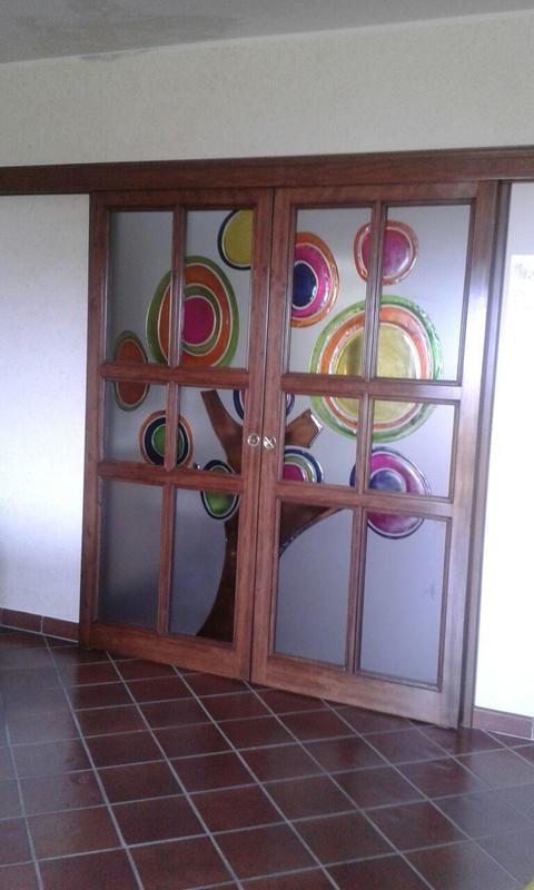 Porta doppie ante con vetrata ispirata all' arte di Kandisky