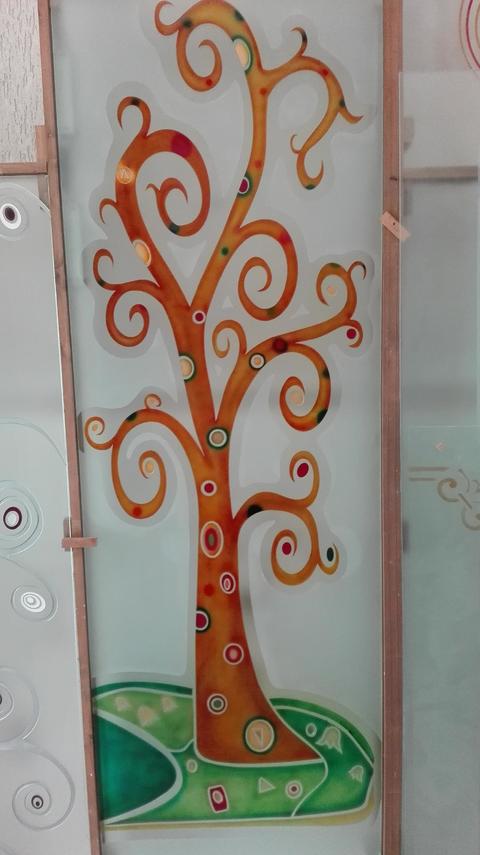 Vetro con albero ispirato al celebre dipinto dell' artista Gustav Klimt, scavato e colorato, con la predominanza dei diversi toni di oro.