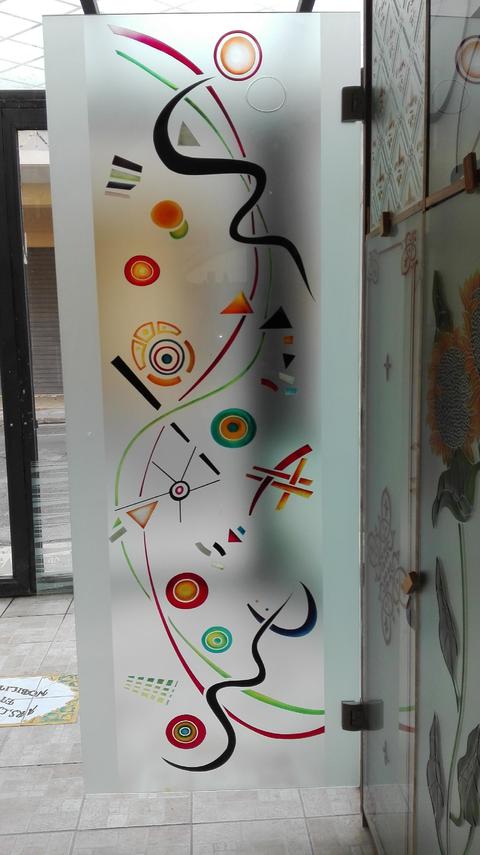 Porta in vetro temperato satinato con cerniere a scatto, decorato con ornamenti ispirati all' arte astratta del pittore Kandiskij