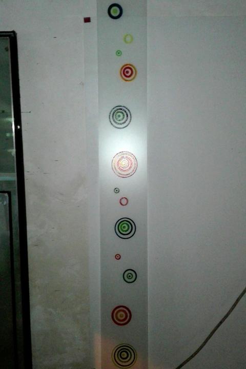 Vetro con diverse sfere scavate e colorate in diverse sfumature di colore.