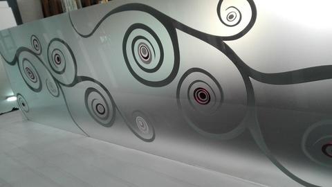 Vetro satinato con decorazioni ispirate all' arte di Klimt, scavate e colorate in argento con particolari magenta e bianco.